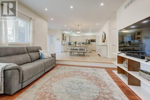 58 West Acres Crescent, Kitchener, ON - Indoor Photo Showing Living Room