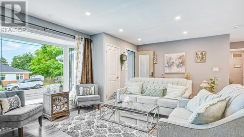 21 Elizabeth Street, Halton Hills, ON - Indoor Photo Showing Living Room