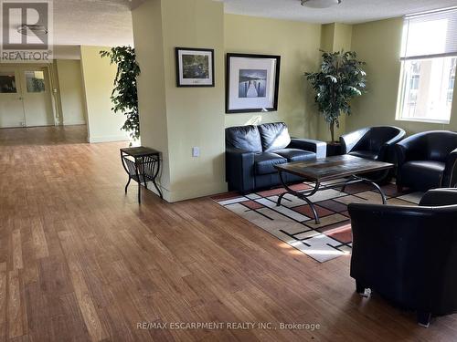 520 - 350 Quigley Road, Hamilton, ON - Indoor Photo Showing Living Room