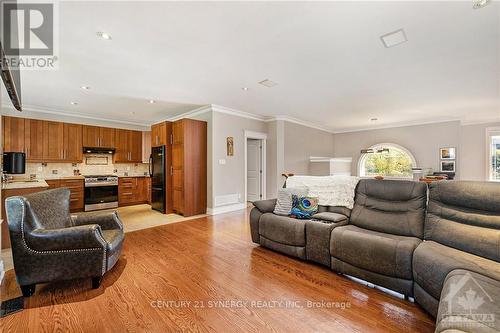 6275 Apple Orchard Road, Ottawa, ON - Indoor Photo Showing Living Room