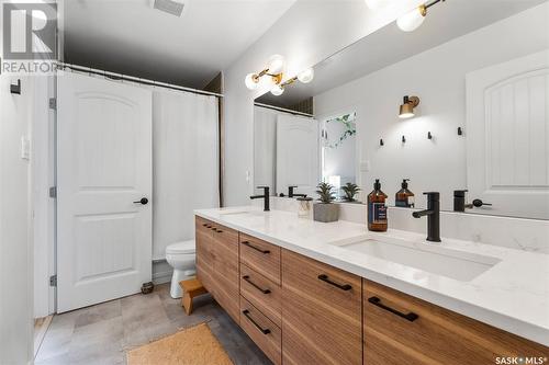 126 1St Street E, Saskatoon, SK - Indoor Photo Showing Bathroom