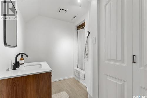 126 1St Street E, Saskatoon, SK - Indoor Photo Showing Bathroom