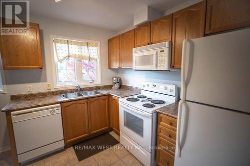 11 - 11 Royalton Lane, Collingwood, ON - Indoor Photo Showing Kitchen With Double Sink