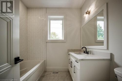 102 Dawson Street, Waterloo, ON - Indoor Photo Showing Bathroom