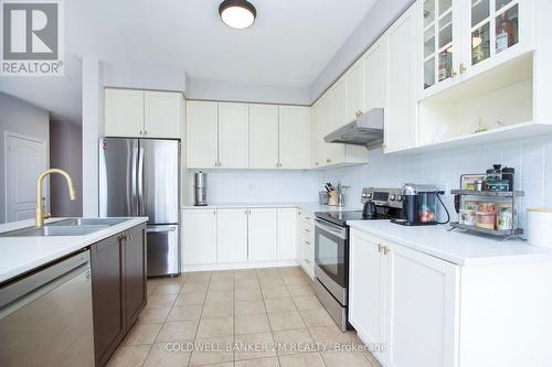 11 Oke Road, Clarington (Courtice), ON - Indoor Photo Showing Kitchen With Upgraded Kitchen