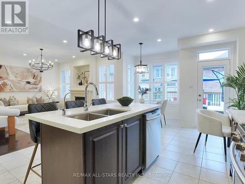 172 Durhamview Crescent, Whitchurch-Stouffville, ON - Indoor Photo Showing Kitchen With Double Sink With Upgraded Kitchen