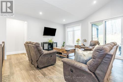 1532 Champlain Road, Tiny, ON - Indoor Photo Showing Living Room