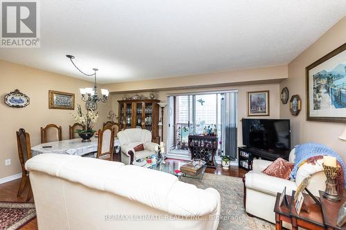 612 - 2088 Lawrence Avenue W, Toronto, ON - Indoor Photo Showing Living Room