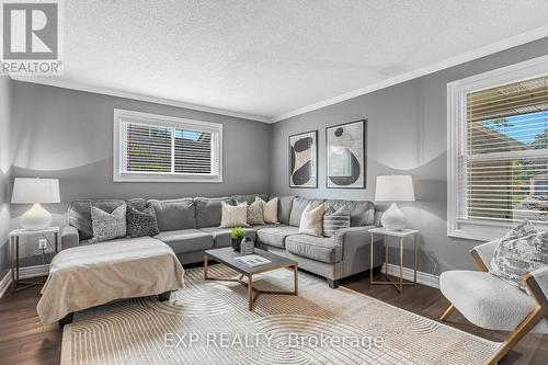 3020 Oka Road, Mississauga, ON - Indoor Photo Showing Living Room