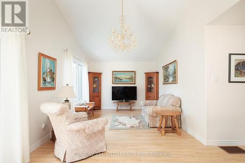 1538 Ireland Drive, Peterborough (Monaghan), ON - Indoor Photo Showing Living Room