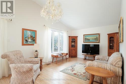 1538 Ireland Drive, Peterborough (Monaghan), ON - Indoor Photo Showing Living Room