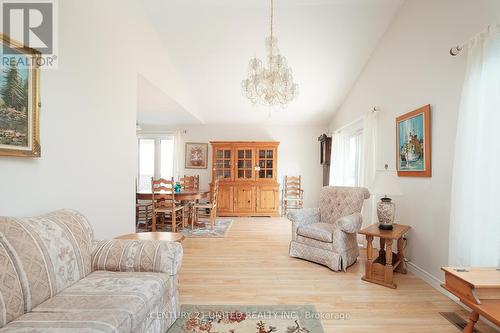 1538 Ireland Drive, Peterborough (Monaghan), ON - Indoor Photo Showing Living Room