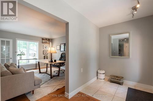 101 Hunt Club Drive, London, ON - Indoor Photo Showing Living Room