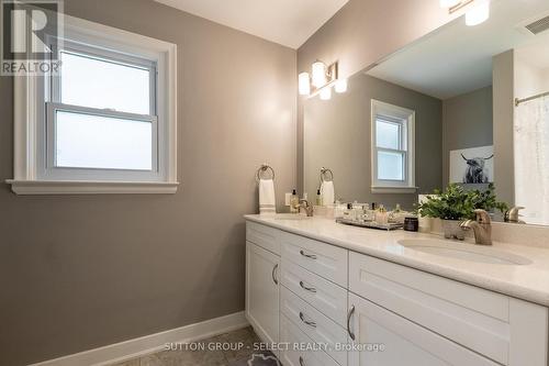 101 Hunt Club Drive, London, ON - Indoor Photo Showing Bathroom