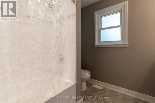 101 Hunt Club Drive, London, ON - Indoor Photo Showing Bathroom