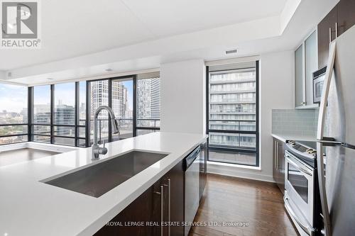 2002 - 438 King Street W, Toronto, ON - Indoor Photo Showing Kitchen With Upgraded Kitchen