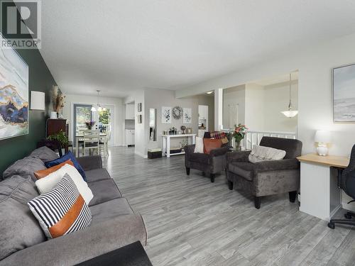 8336 Cantle Drive, Prince George, BC - Indoor Photo Showing Living Room