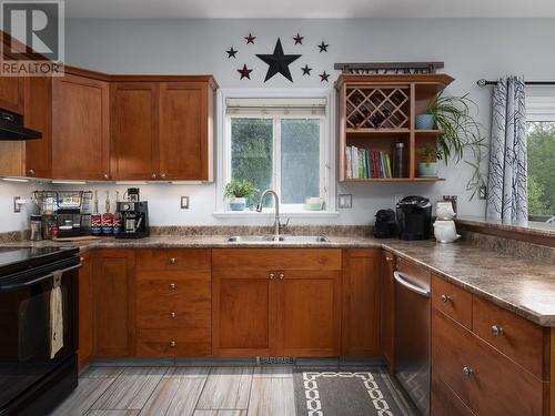 7174 Westgate Avenue, Prince George, BC - Indoor Photo Showing Kitchen With Double Sink