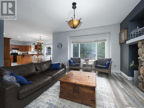 7174 Westgate Avenue, Prince George, BC - Indoor Photo Showing Living Room