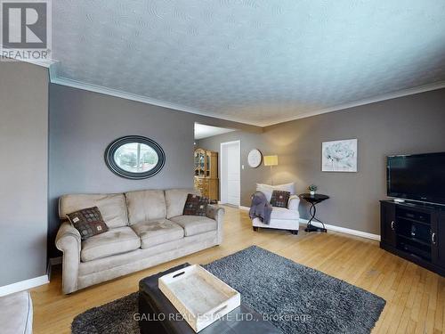 394 Glad Park Avenue, Whitchurch-Stouffville, ON - Indoor Photo Showing Living Room