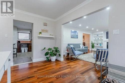 10690 Trafalgar Road, Halton Hills, ON - Indoor Photo Showing Living Room