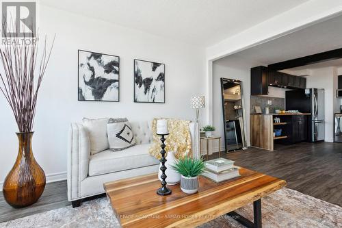 Lph8 - 25 Fairview Road W, Mississauga, ON - Indoor Photo Showing Living Room