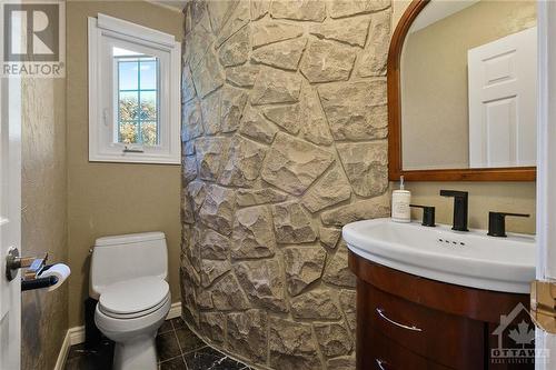 2 piece bath on main floor - 1390 Millburn Crescent, Ottawa, ON - Indoor Photo Showing Bathroom