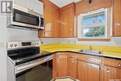 1805 Clarence Avenue S, Saskatoon, SK - Indoor Photo Showing Kitchen