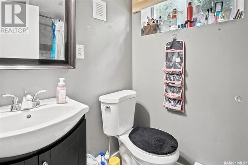 1805 Clarence Avenue S, Saskatoon, SK - Indoor Photo Showing Bathroom