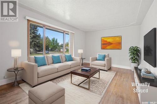 1805 Clarence Avenue S, Saskatoon, SK - Indoor Photo Showing Living Room