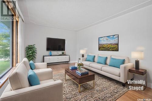 1805 Clarence Avenue S, Saskatoon, SK - Indoor Photo Showing Living Room