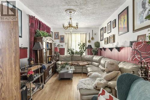 229 Huron St, Sault Ste. Marie, ON - Indoor Photo Showing Living Room