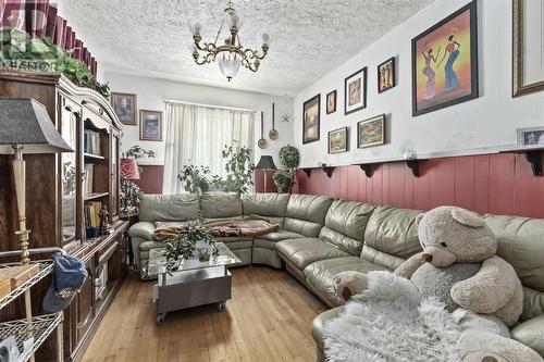 229 Huron St, Sault Ste. Marie, ON - Indoor Photo Showing Living Room