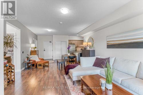 208 - 161 Wellington Street E, New Tecumseth, ON - Indoor Photo Showing Living Room