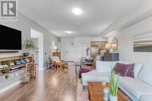 208 - 161 Wellington Street E, New Tecumseth, ON - Indoor Photo Showing Living Room