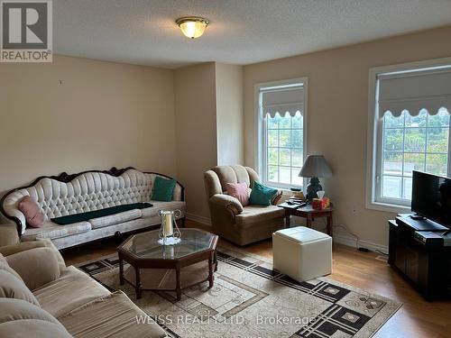 503 Simcoe Road, Bradford West Gwillimbury, ON - Indoor Photo Showing Living Room