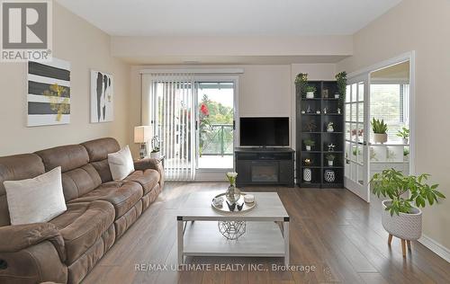 319 - 121 Woodbridge Avenue, Vaughan, ON - Indoor Photo Showing Living Room