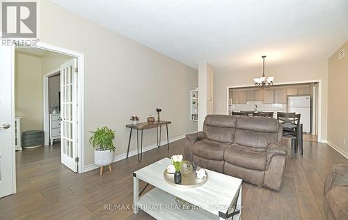 319 - 121 Woodbridge Avenue, Vaughan, ON - Indoor Photo Showing Living Room