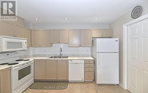 319 - 121 Woodbridge Avenue, Vaughan, ON - Indoor Photo Showing Kitchen With Double Sink