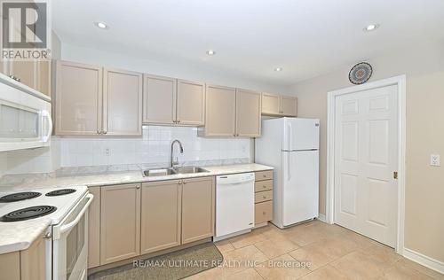 319 - 121 Woodbridge Avenue, Vaughan, ON - Indoor Photo Showing Kitchen With Double Sink