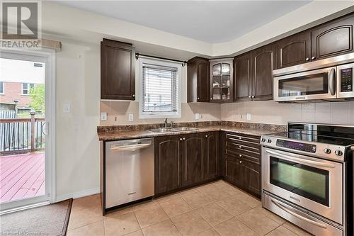 25 Newport Crescent, Hamilton, ON - Indoor Photo Showing Kitchen