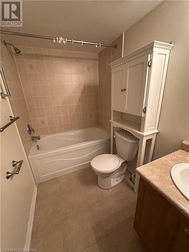 25 Newport Crescent, Hamilton, ON - Indoor Photo Showing Bathroom