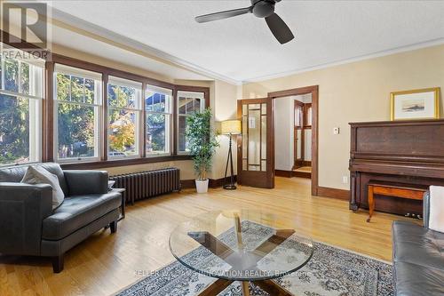 19 Homewood Avenue, Kitchener, ON - Indoor Photo Showing Living Room