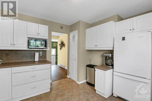 413 Miranda Private, Ottawa, ON - Indoor Photo Showing Kitchen