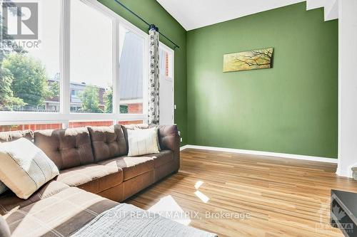 413 Miranda, Ottawa, ON - Indoor Photo Showing Living Room