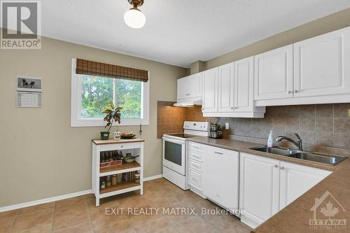 413 Miranda, Ottawa, ON - Indoor Photo Showing Kitchen With Double Sink