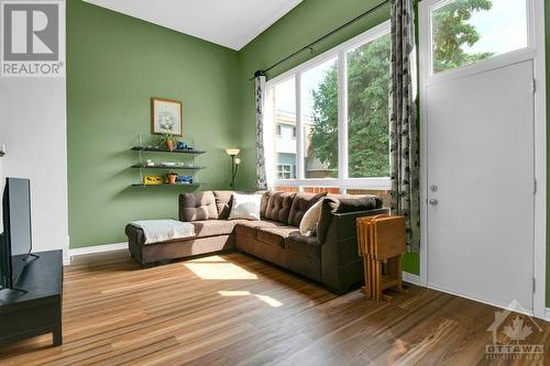 413 Miranda Private, Ottawa, ON - Indoor Photo Showing Living Room