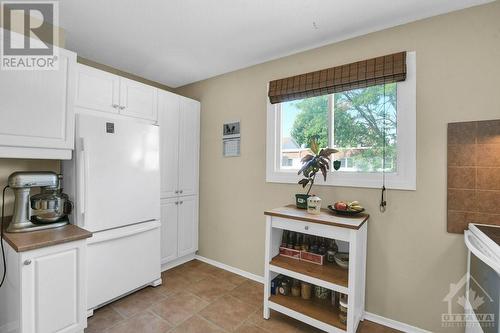 413 Miranda Private, Ottawa, ON - Indoor Photo Showing Kitchen