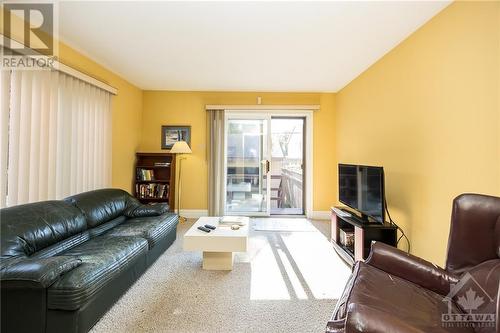 650 Gilmour Street, Ottawa, ON - Indoor Photo Showing Living Room