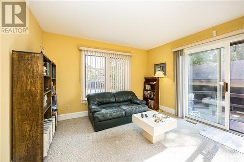 650 Gilmour Street, Ottawa, ON - Indoor Photo Showing Living Room